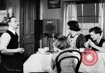 Standbild Britische Bürger hören Radio Broadcasts London England Vereinigtes Königreich, 1936, aus Sekunde 31 historischem Filmmaterial Videoclip 65675053653