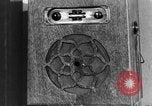 Standbild Britische Bürger hören Radio Broadcasts London England Vereinigtes Königreich, 1936, aus Sekunde 32 historischem Filmmaterial Videoclip 65675053653