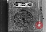 Standbild Britische Bürger hören Radio Broadcasts London England Vereinigtes Königreich, 1936, aus Sekunde 33 historischem Filmmaterial Videoclip 65675053653