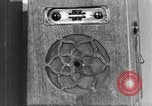 Standbild Britische Bürger hören Radio Broadcasts London England Vereinigtes Königreich, 1936, aus Sekunde 34 historischem Filmmaterial Videoclip 65675053653