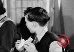 Standbild Britische Bürger hören Radio Broadcasts London England Vereinigtes Königreich, 1936, aus Sekunde 35 historischem Filmmaterial Videoclip 65675053653