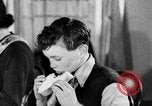 Standbild Britische Bürger hören Radio Broadcasts London England Vereinigtes Königreich, 1936, aus Sekunde 36 historischem Filmmaterial Videoclip 65675053653