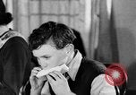 Standbild Britische Bürger hören Radio Broadcasts London England Vereinigtes Königreich, 1936, aus Sekunde 37 historischem Filmmaterial Videoclip 65675053653