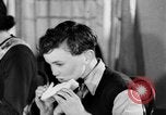 Standbild Britische Bürger hören Radio Broadcasts London England Vereinigtes Königreich, 1936, aus Sekunde 38 historischem Filmmaterial Videoclip 65675053653
