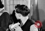 Standbild Britische Bürger hören Radio Broadcasts London England Vereinigtes Königreich, 1936, aus Sekunde 39 historischem Filmmaterial Videoclip 65675053653
