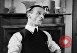 Standbild Britische Bürger hören Radio Broadcasts London England Vereinigtes Königreich, 1936, aus Sekunde 41 historischem Filmmaterial Videoclip 65675053653