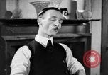 Standbild Britische Bürger hören Radio Broadcasts London England Vereinigtes Königreich, 1936, aus Sekunde 42 historischem Filmmaterial Videoclip 65675053653