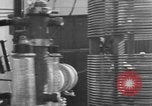 Standbild Britische Bürger hören Radio Broadcasts London England Vereinigtes Königreich, 1936, aus Sekunde 43 historischem Filmmaterial Videoclip 65675053653