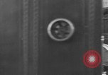 Standbild Britische Bürger hören Radio Broadcasts London England Vereinigtes Königreich, 1936, aus Sekunde 44 historischem Filmmaterial Videoclip 65675053653