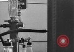 Standbild Britische Bürger hören Radio Broadcasts London England Vereinigtes Königreich, 1936, aus Sekunde 46 historischem Filmmaterial Videoclip 65675053653