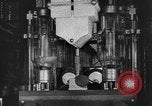 Standbild Britische Bürger hören Radio Broadcasts London England Vereinigtes Königreich, 1936, aus Sekunde 49 historischem Filmmaterial Videoclip 65675053653