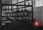 Standbild Britische Bürger hören Radio Broadcasts London England Vereinigtes Königreich, 1936, aus Sekunde 50 historischem Filmmaterial Videoclip 65675053653