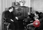 Standbild Britische Bürger hören Radio Broadcasts London England Vereinigtes Königreich, 1936, aus Sekunde 52 historischem Filmmaterial Videoclip 65675053653