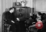 Standbild Britische Bürger hören Radio Broadcasts London England Vereinigtes Königreich, 1936, aus Sekunde 53 historischem Filmmaterial Videoclip 65675053653