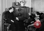 Standbild Britische Bürger hören Radio Broadcasts London England Vereinigtes Königreich, 1936, aus Sekunde 55 historischem Filmmaterial Videoclip 65675053653