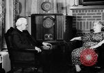 Standbild Britische Bürger hören Radio Broadcasts London England Vereinigtes Königreich, 1936, aus Sekunde 57 historischem Filmmaterial Videoclip 65675053653
