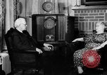 Standbild Britische Bürger hören Radio Broadcasts London England Vereinigtes Königreich, 1936, aus Sekunde 58 historischem Filmmaterial Videoclip 65675053653