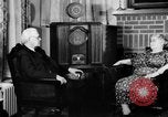Standbild Britische Bürger hören Radio Broadcasts London England Vereinigtes Königreich, 1936, aus Sekunde 59 historischem Filmmaterial Videoclip 65675053653