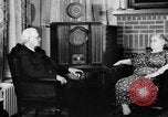 Standbild Britische Bürger hören Radio Broadcasts London England Vereinigtes Königreich, 1936, aus Sekunde 60 historischem Filmmaterial Videoclip 65675053653