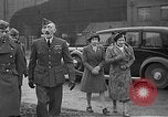 Immagine di King George VI decora truppe Regno Unito, 1942, secondo 3 filmato di repertorio 65675053677