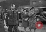 Immagine di King George VI decora truppe Regno Unito, 1942, secondo 4 filmato di repertorio 65675053677