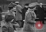 Immagine di King George VI decora truppe Regno Unito, 1942, secondo 6 filmato di repertorio 65675053677
