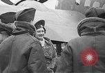 Immagine di King George VI decora truppe Regno Unito, 1942, secondo 9 filmato di repertorio 65675053677