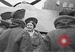 Immagine di King George VI decora truppe Regno Unito, 1942, secondo 10 filmato di repertorio 65675053677