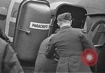 Immagine di King George VI decora truppe Regno Unito, 1942, secondo 14 filmato di repertorio 65675053677