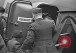 Immagine di King George VI decora truppe Regno Unito, 1942, secondo 15 filmato di repertorio 65675053677