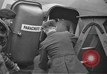 Immagine di King George VI decora truppe Regno Unito, 1942, secondo 16 filmato di repertorio 65675053677