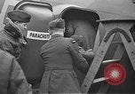 Immagine di King George VI decora truppe Regno Unito, 1942, secondo 17 filmato di repertorio 65675053677
