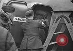 Immagine di King George VI decora truppe Regno Unito, 1942, secondo 18 filmato di repertorio 65675053677