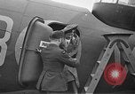 Immagine di King George VI decora truppe Regno Unito, 1942, secondo 20 filmato di repertorio 65675053677