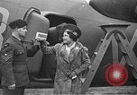 Immagine di King George VI decora truppe Regno Unito, 1942, secondo 22 filmato di repertorio 65675053677