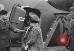 Immagine di King George VI decora truppe Regno Unito, 1942, secondo 23 filmato di repertorio 65675053677