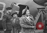 Immagine di King George VI decora truppe Regno Unito, 1942, secondo 25 filmato di repertorio 65675053677
