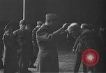 Immagine di King George VI decora truppe Regno Unito, 1942, secondo 27 filmato di repertorio 65675053677