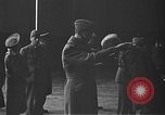 Immagine di King George VI decora truppe Regno Unito, 1942, secondo 28 filmato di repertorio 65675053677