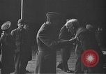 Immagine di King George VI decora truppe Regno Unito, 1942, secondo 29 filmato di repertorio 65675053677