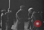 Immagine di King George VI decora truppe Regno Unito, 1942, secondo 30 filmato di repertorio 65675053677