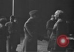 Immagine di King George VI decora truppe Regno Unito, 1942, secondo 31 filmato di repertorio 65675053677