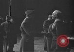 Immagine di King George VI decora truppe Regno Unito, 1942, secondo 32 filmato di repertorio 65675053677