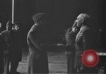 Immagine di King George VI decora truppe Regno Unito, 1942, secondo 33 filmato di repertorio 65675053677