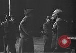 Immagine di King George VI decora truppe Regno Unito, 1942, secondo 34 filmato di repertorio 65675053677