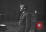 Immagine di King George VI decora truppe Regno Unito, 1942, secondo 35 filmato di repertorio 65675053677