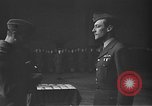 Immagine di King George VI decora truppe Regno Unito, 1942, secondo 36 filmato di repertorio 65675053677