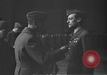 Immagine di King George VI decora truppe Regno Unito, 1942, secondo 37 filmato di repertorio 65675053677