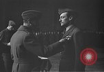 Immagine di King George VI decora truppe Regno Unito, 1942, secondo 38 filmato di repertorio 65675053677