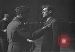 Immagine di King George VI decora truppe Regno Unito, 1942, secondo 39 filmato di repertorio 65675053677